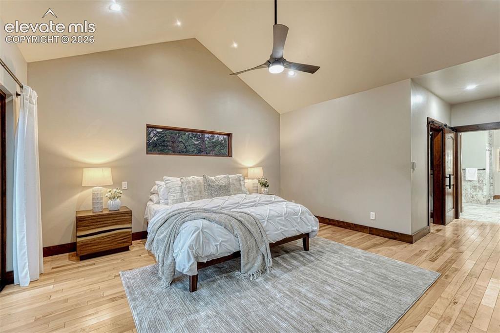 Image 18 of 50: Bedroom