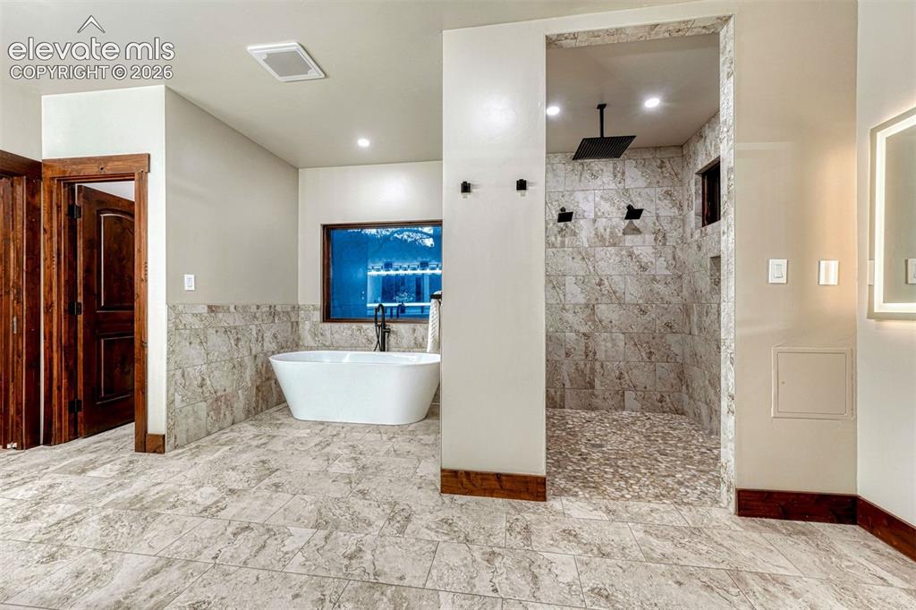 Image 19 of 50: Bathroom