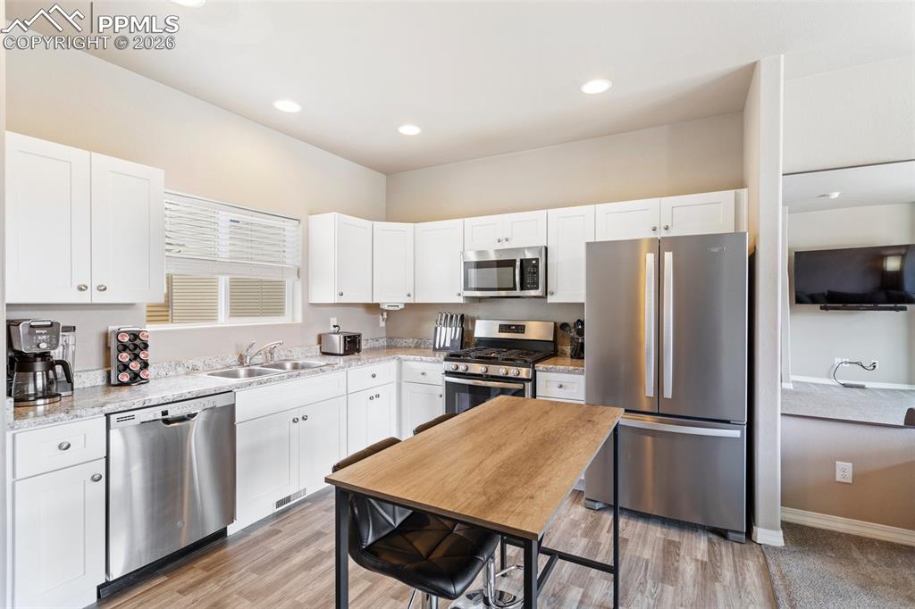 Image 11 of 25: Kitchen