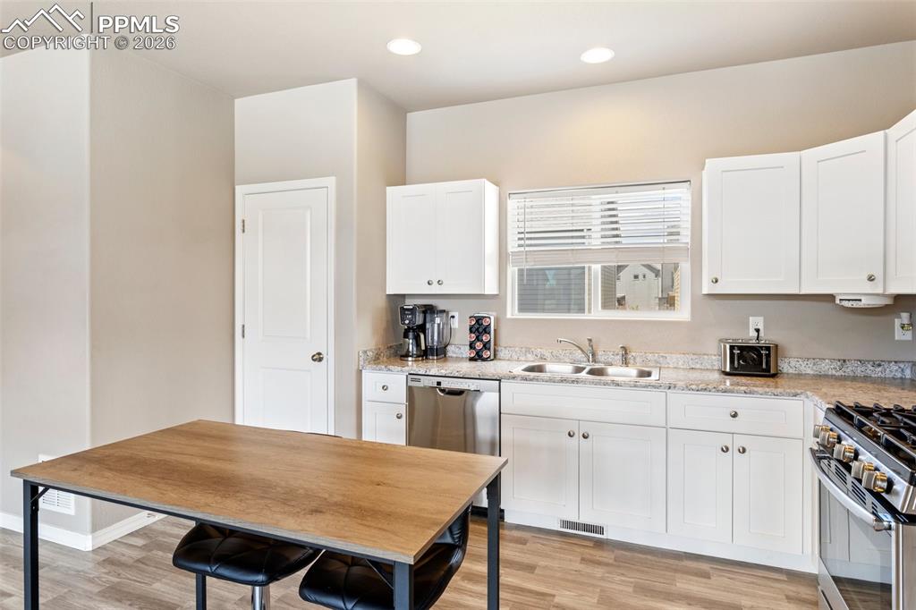 Image 13 of 25: Kitchen