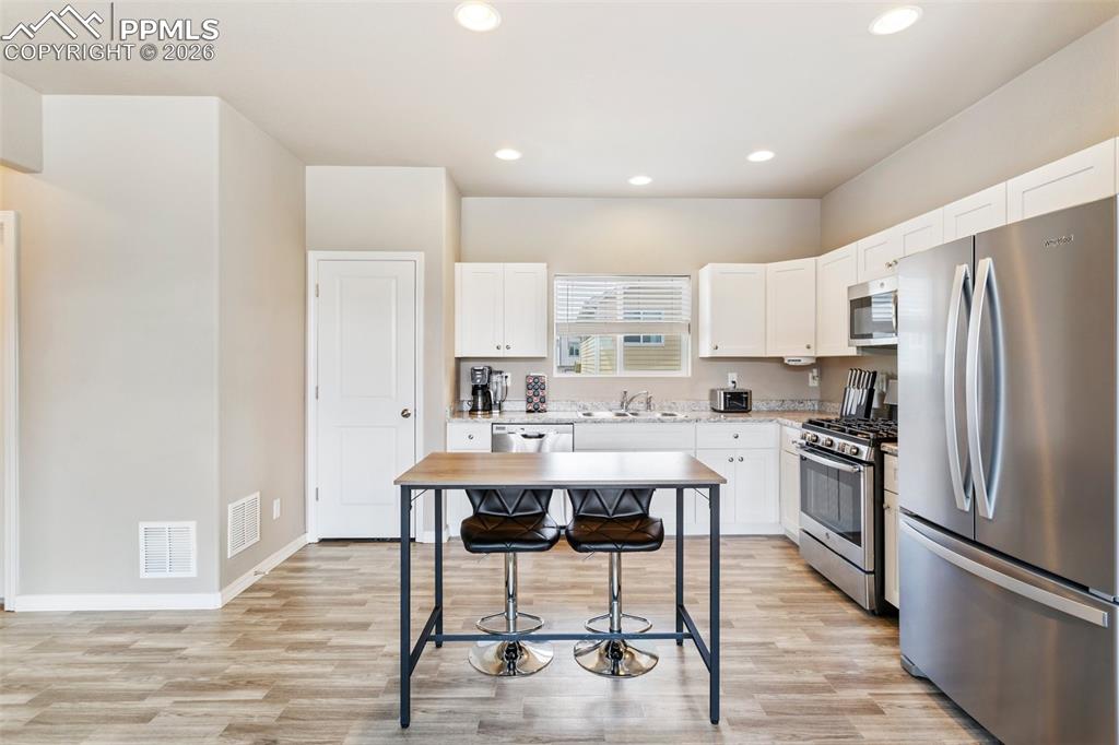 Image 15 of 25: Kitchen