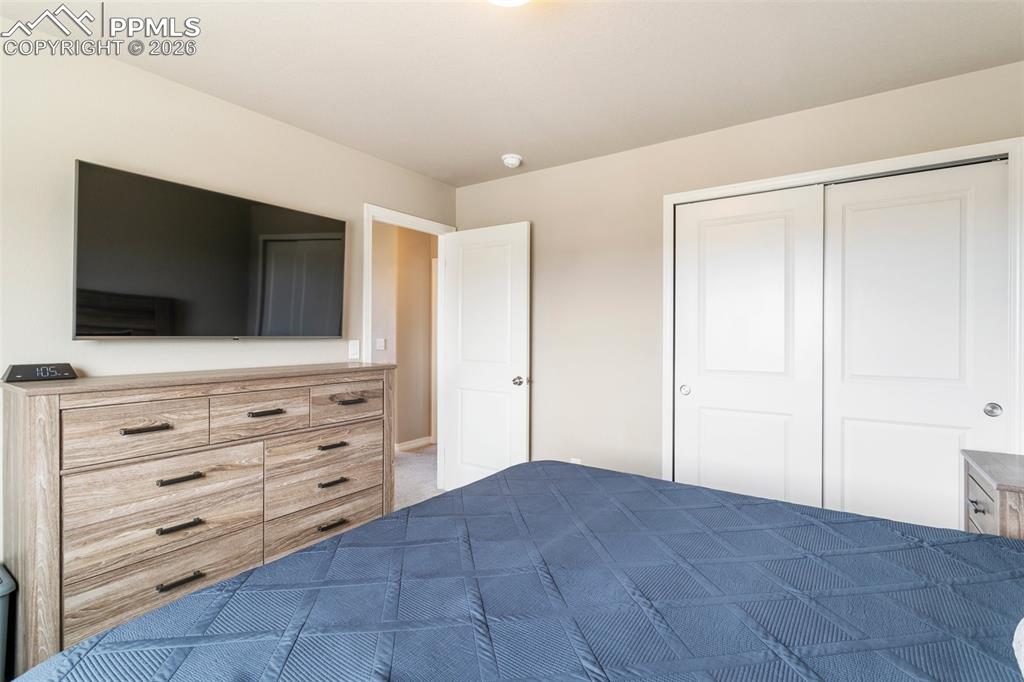 Image 19 of 25: Bedroom