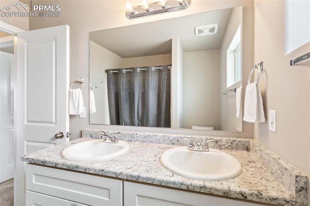 Image 20 of 25: Bathroom