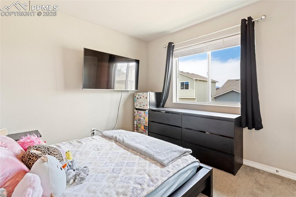 Image 21 of 25: Bedroom