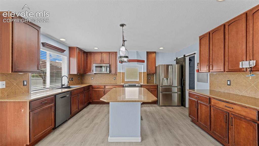 Image 16 of 50: Kitchen
