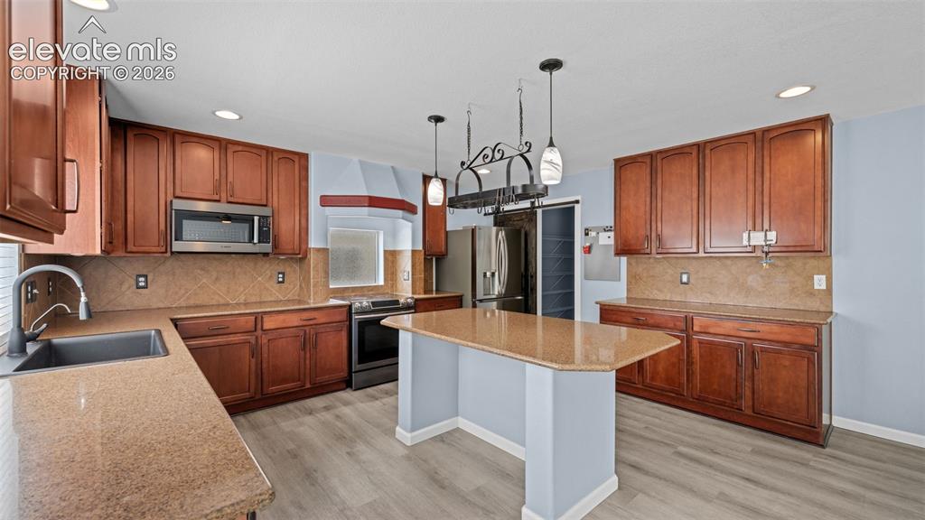 Image 17 of 50: Kitchen