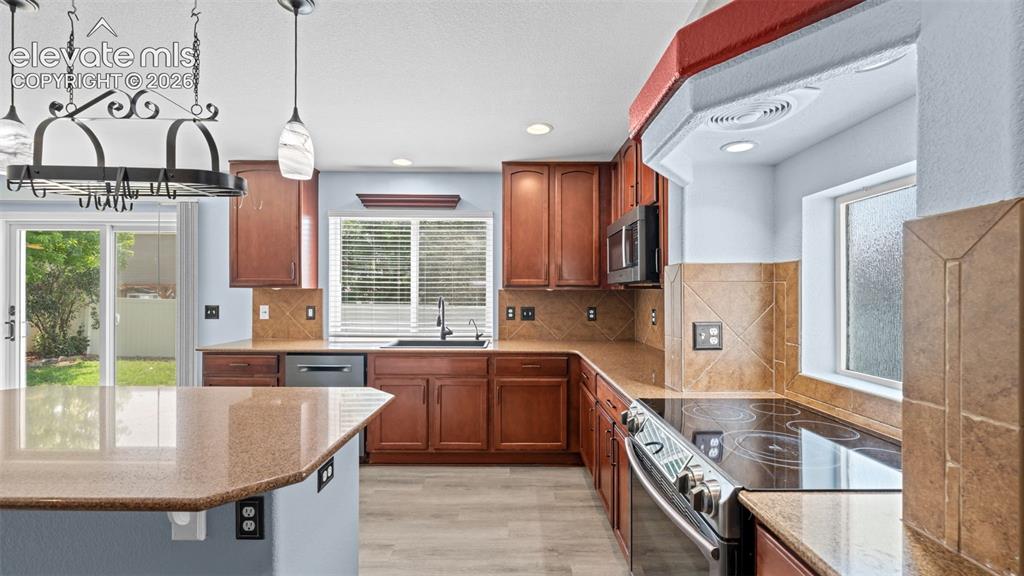 Image 18 of 50: Kitchen