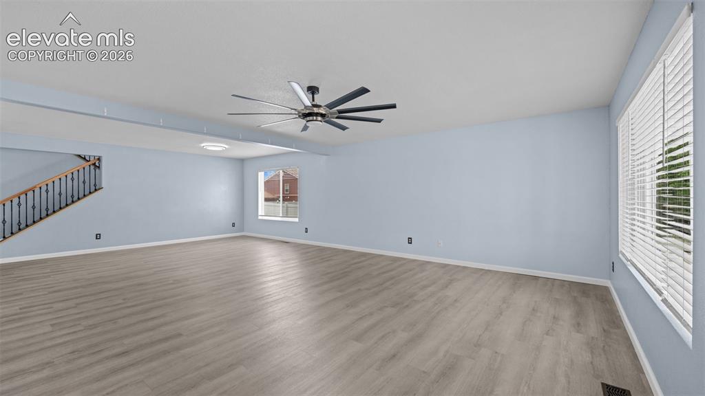 Image 5 of 50: Living Room