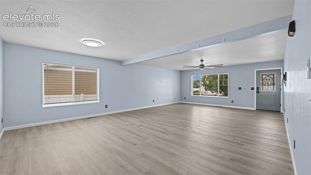 Image 8 of 50: Living Room