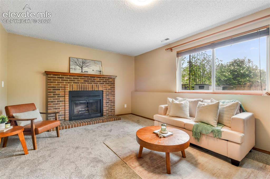 Image 19 of 50: Living Room