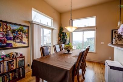 Image 3 of 8: Dining Area