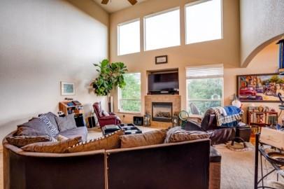 Image 4 of 8: Living Room