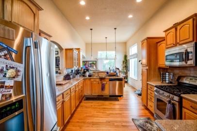 Image 5 of 8: Kitchen