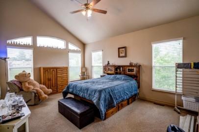 Image 6 of 8: Bedroom