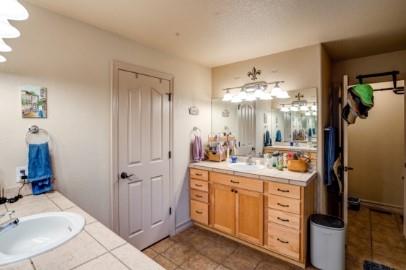 Image 7 of 8: Bathroom