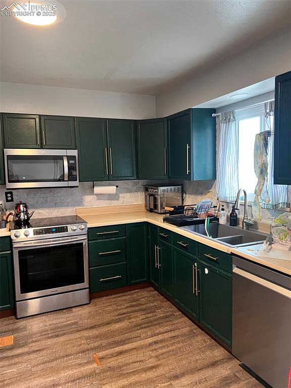 Image 4 of 12: Kitchen