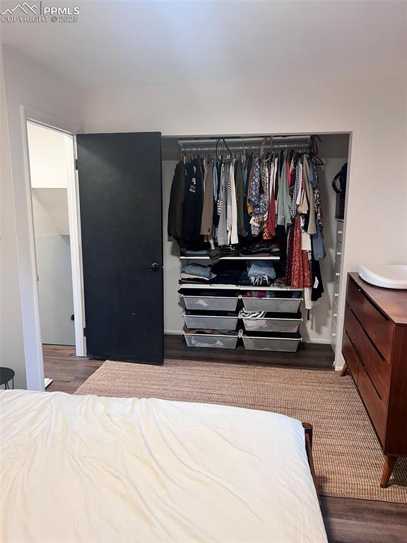 Image 7 of 12: Bedroom