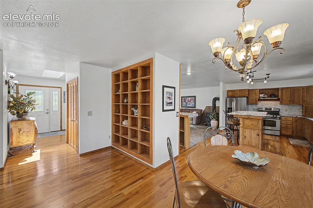 Image 16 of 43: Dining Area