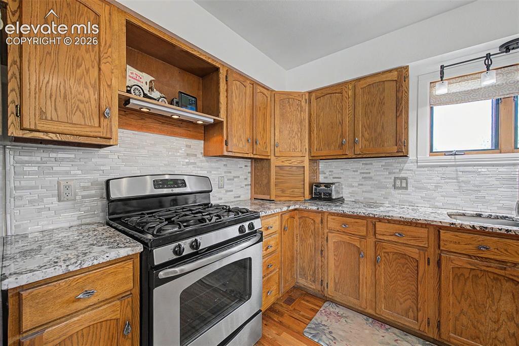 Image 18 of 43: Kitchen