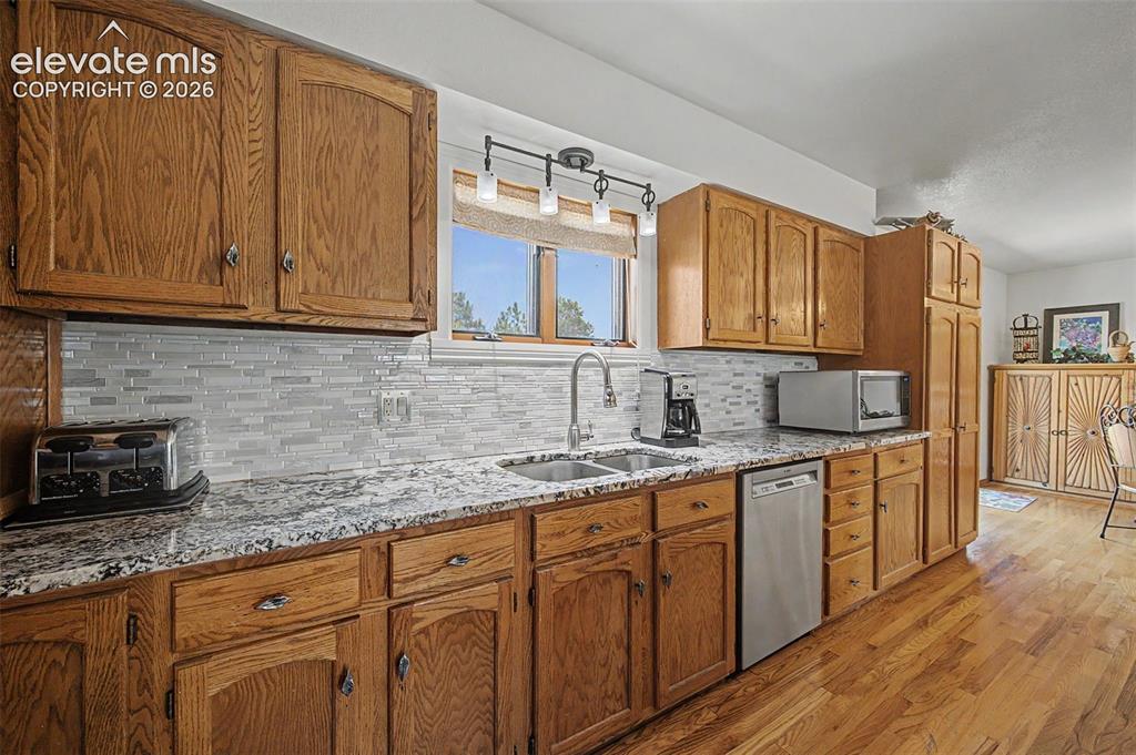 Image 19 of 43: Kitchen