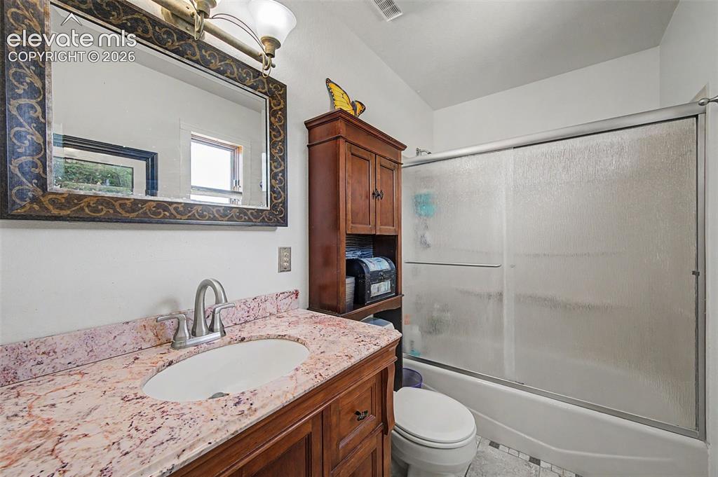 Image 34 of 43: Bathroom
