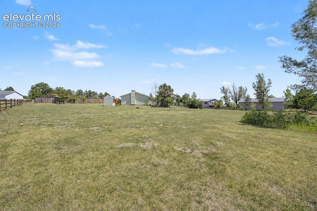 Image 42 of 43: Yard