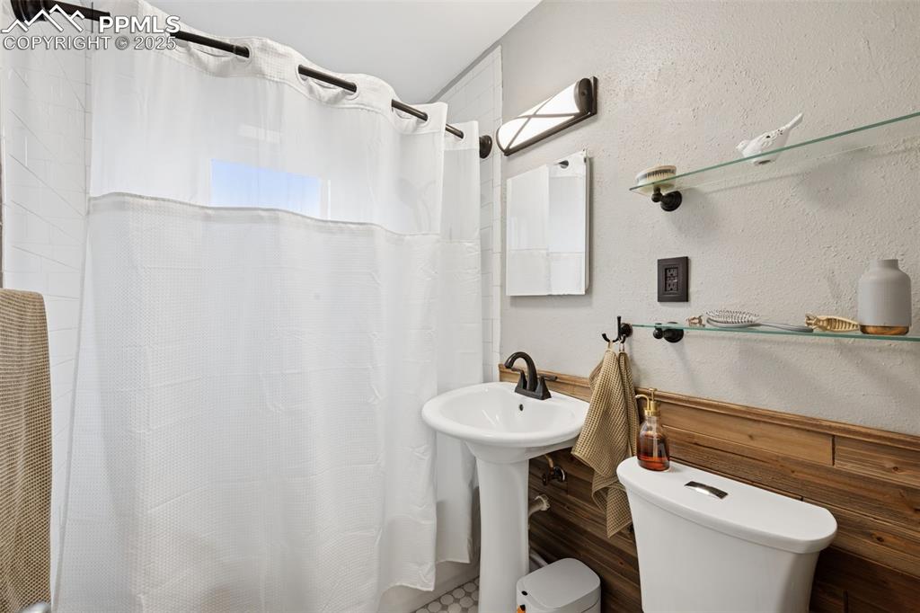 Image 10 of 26: Bathroom