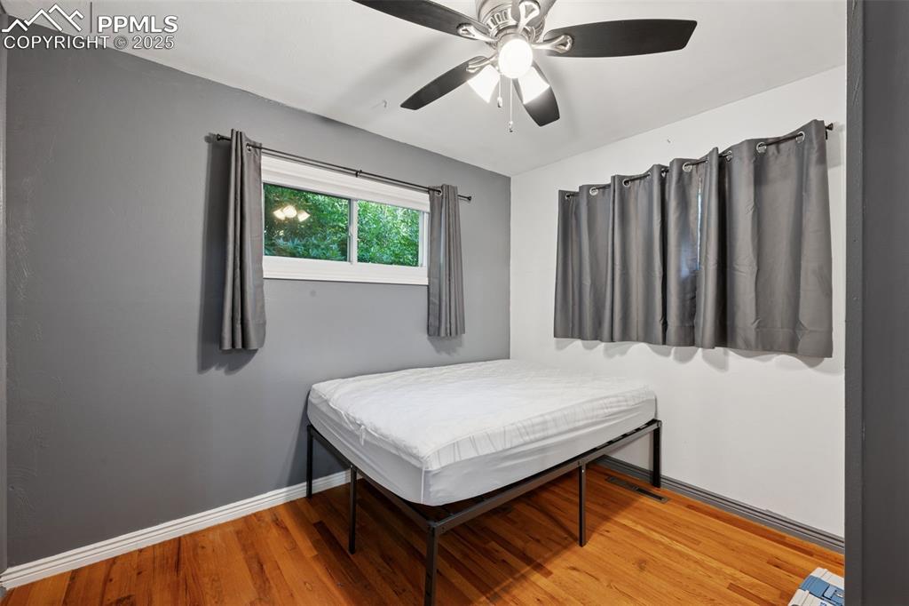 Image 15 of 26: Bedroom