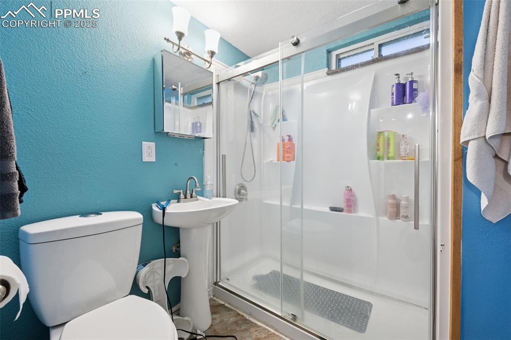 Image 16 of 26: Bathroom