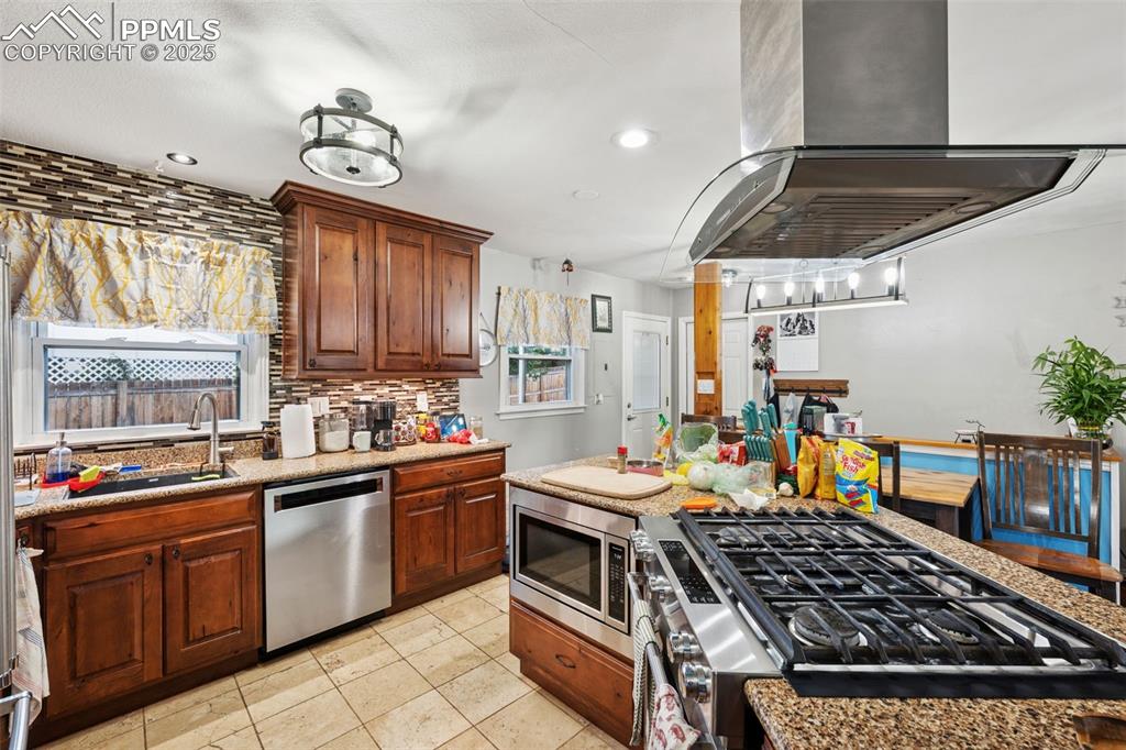 Image 4 of 26: Kitchen