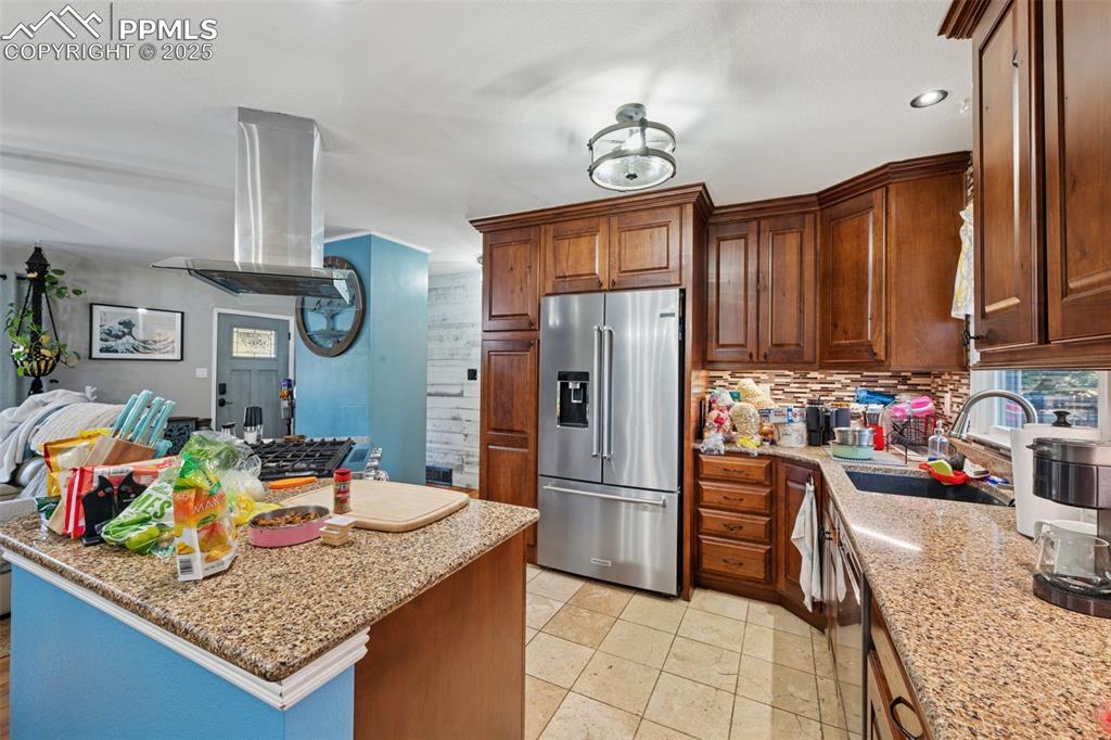 Image 5 of 26: Kitchen