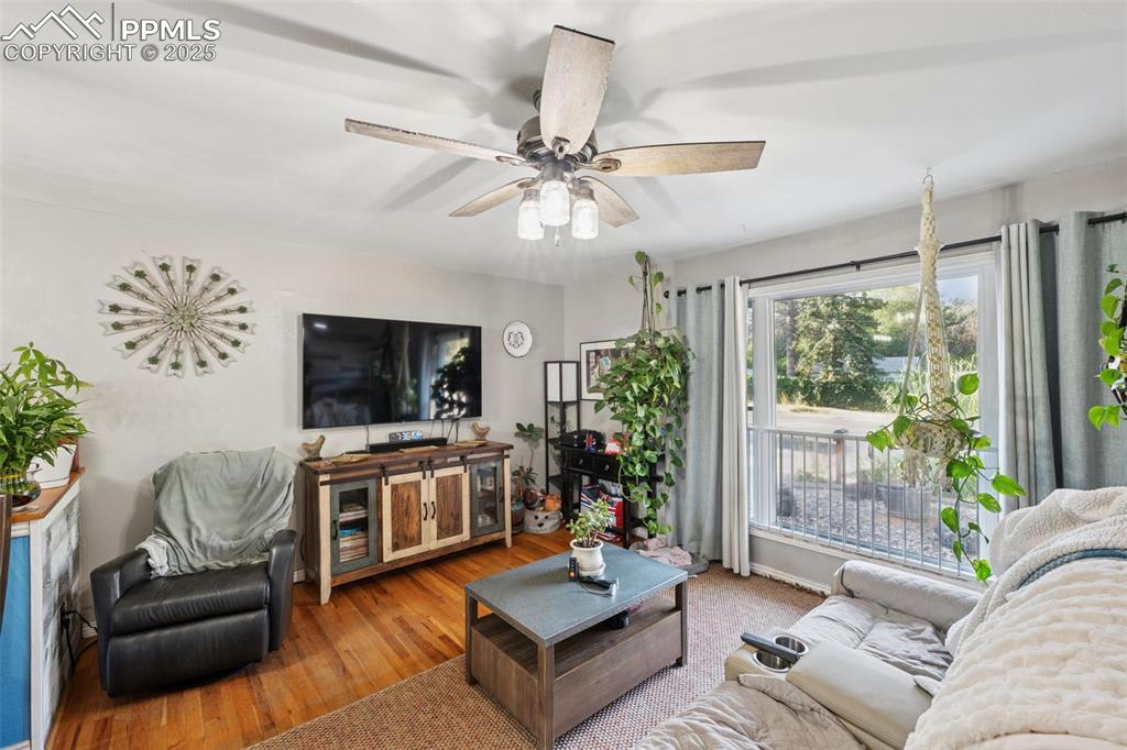 Image 7 of 26: Living Room