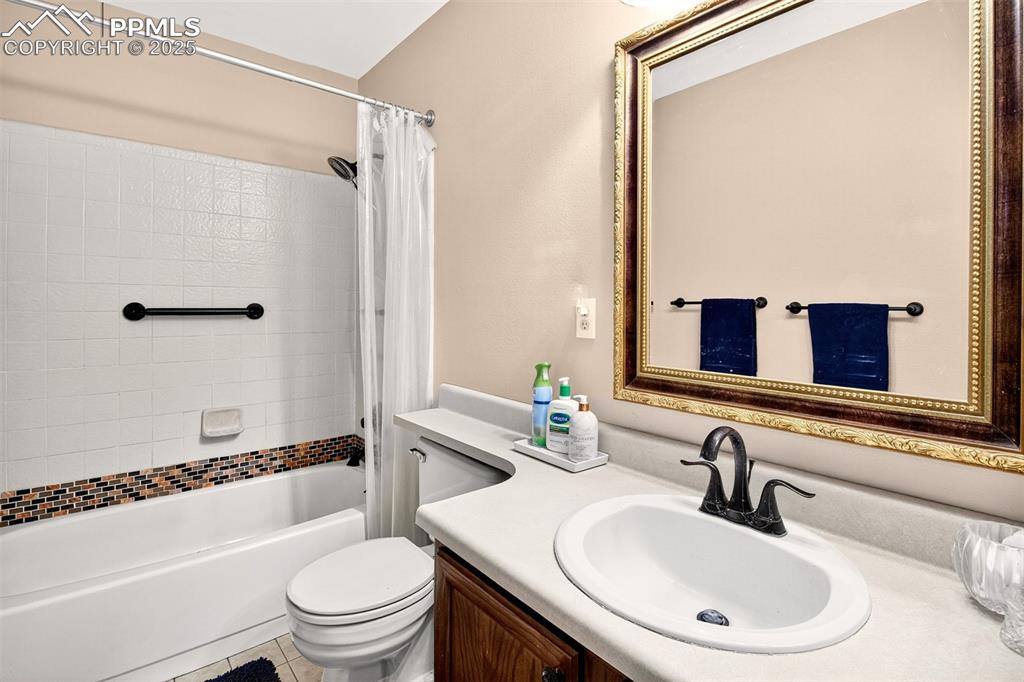 Image 13 of 25: Bathroom