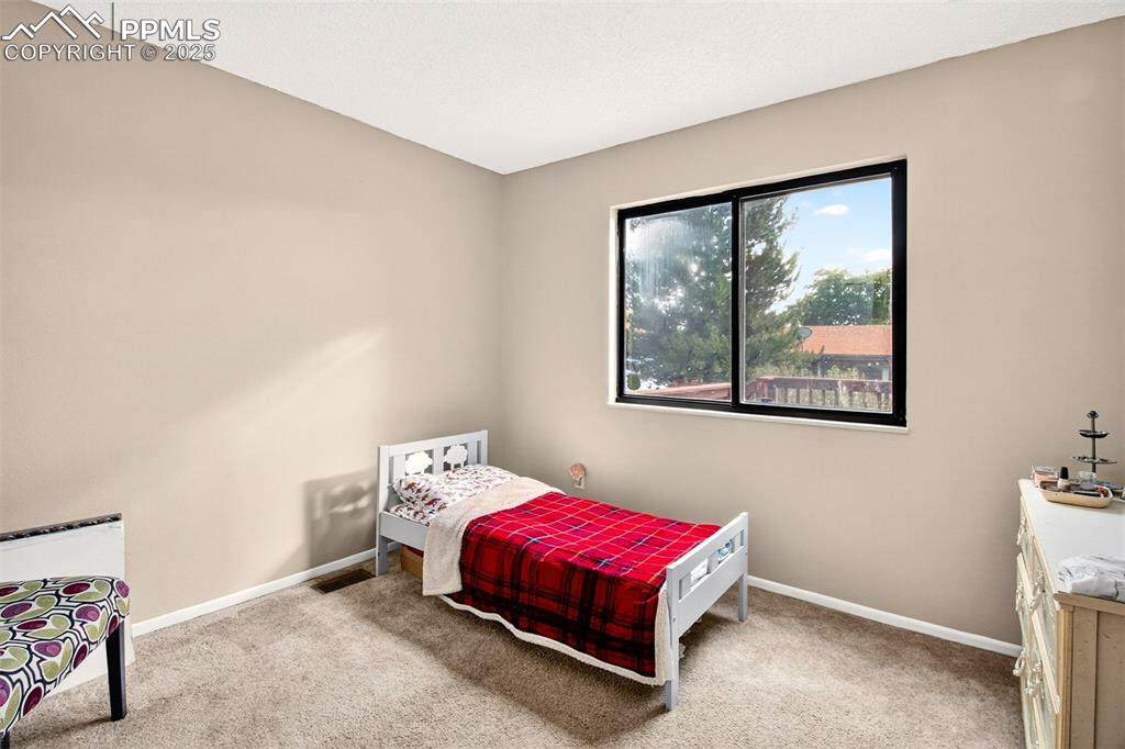 Image 14 of 25: Bedroom