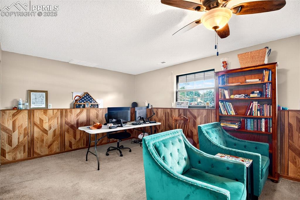 Image 17 of 25: Family Room