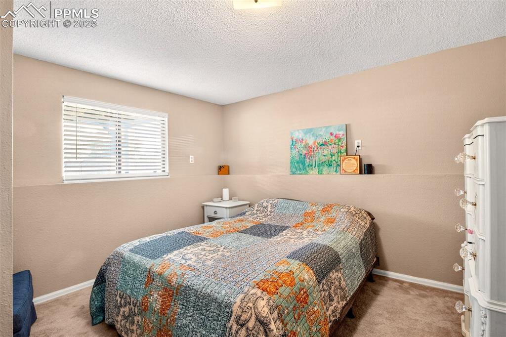 Image 18 of 25: Bedroom