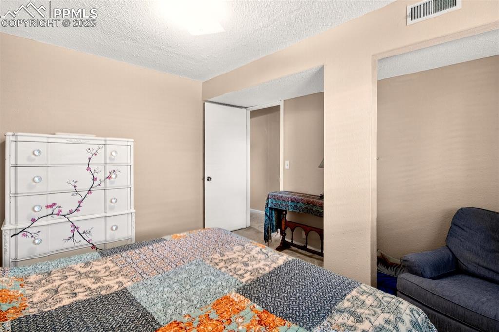 Image 19 of 25: Bedroom