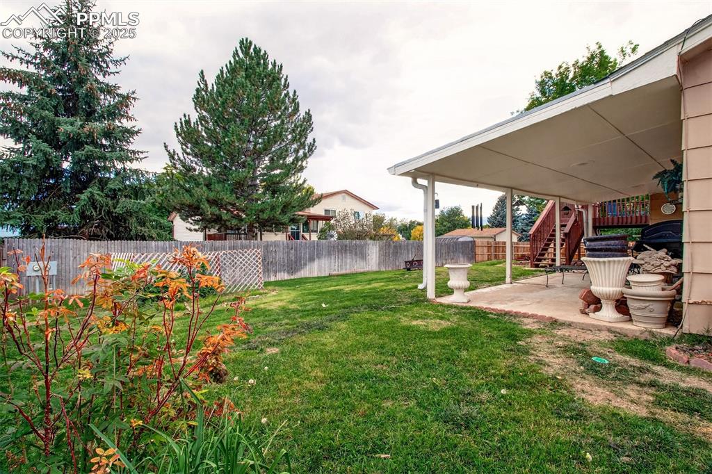 Image 23 of 25: Yard