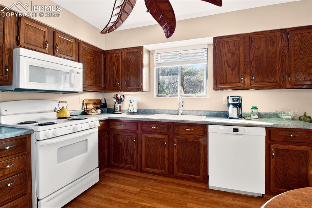 Image 6 of 25: Kitchen