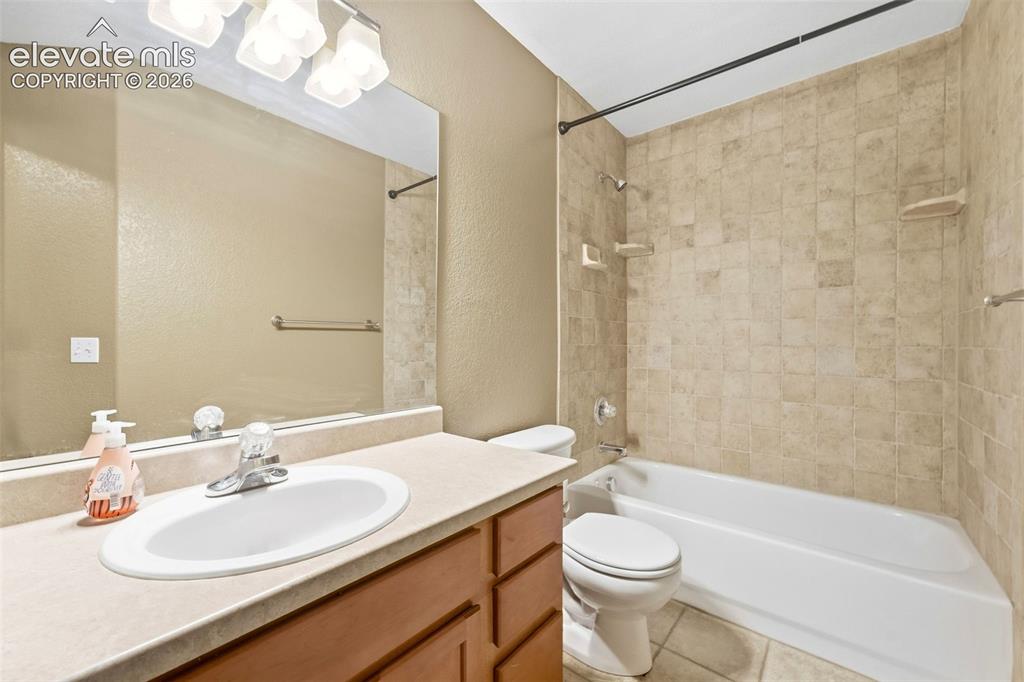 Image 27 of 47: Main Level Hallway Bathroom with Tub/Shower