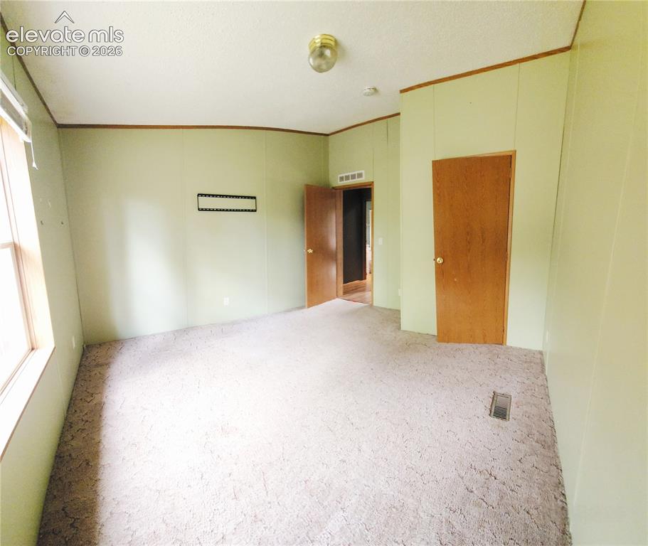 Image 11 of 25: bedroom