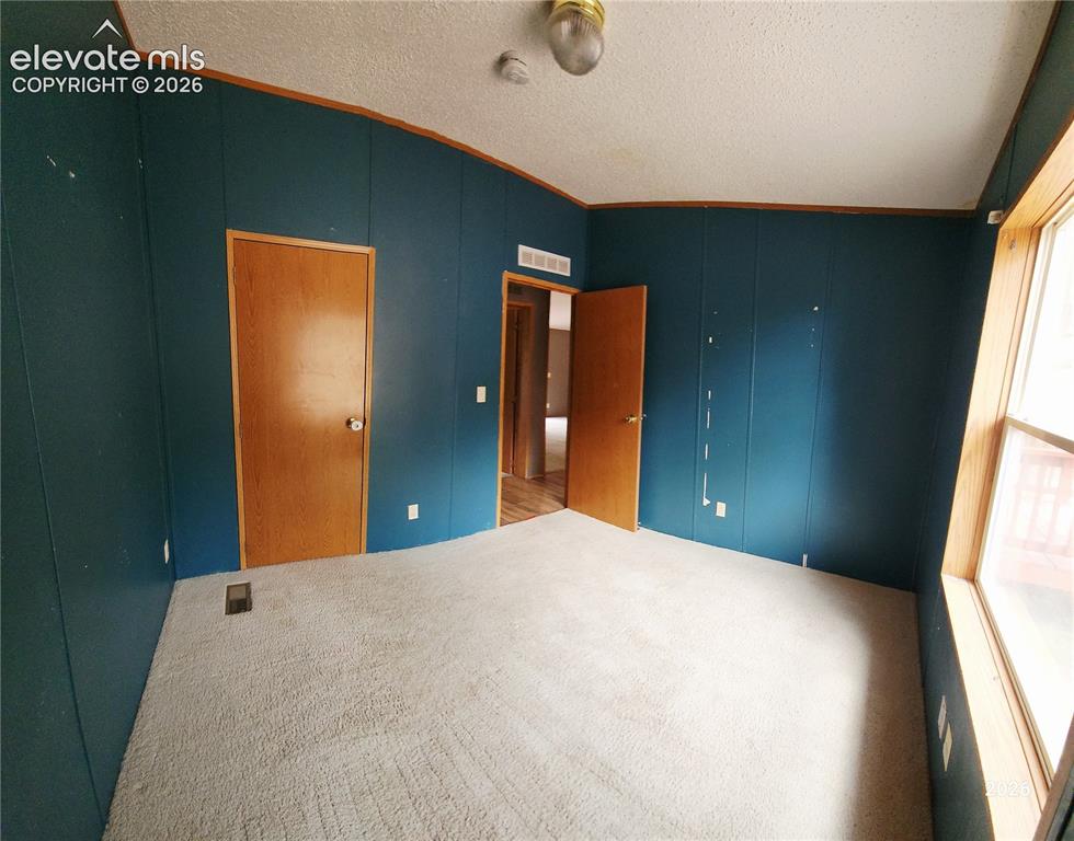 Image 12 of 25: bedroom