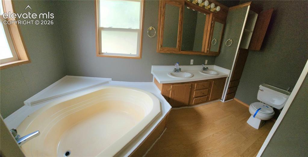 Image 16 of 25: primary bath