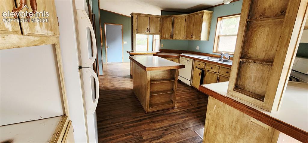Image 3 of 25: Kitchen