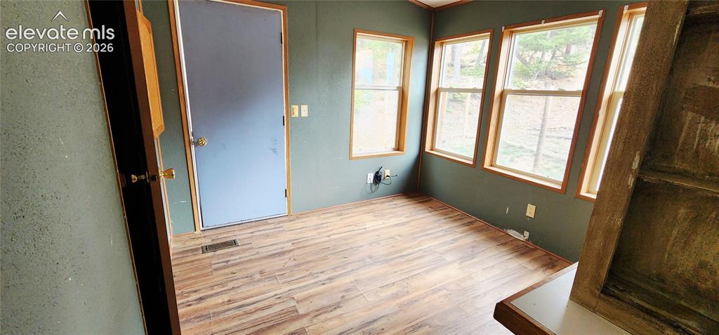 Image 5 of 25: Breakfast nook