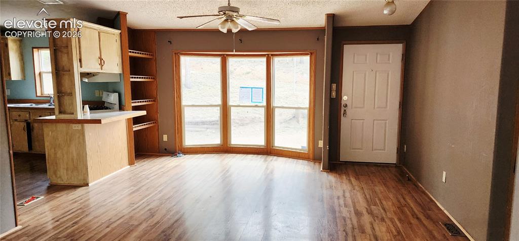 Image 7 of 25: Entry/dining