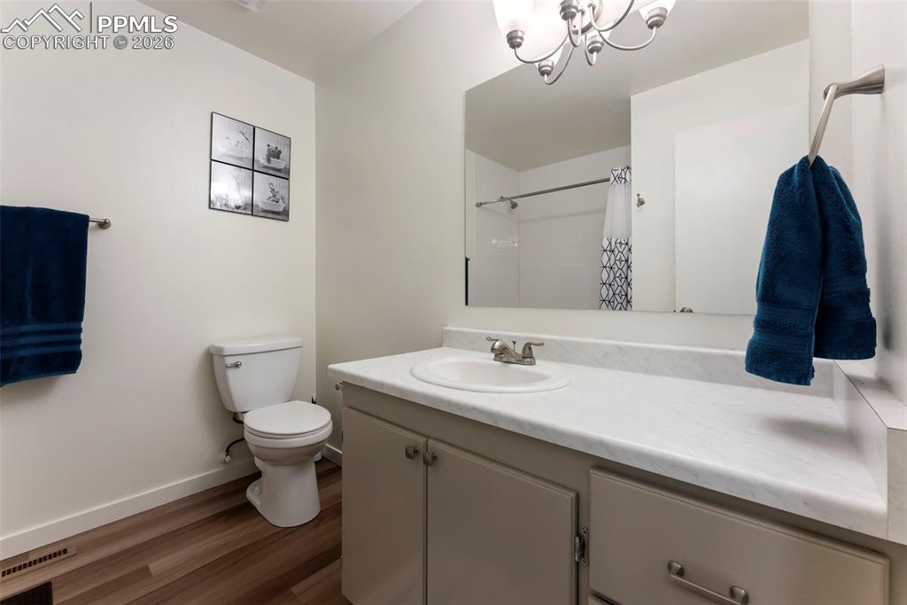 Image 16 of 37: Full Bathroom