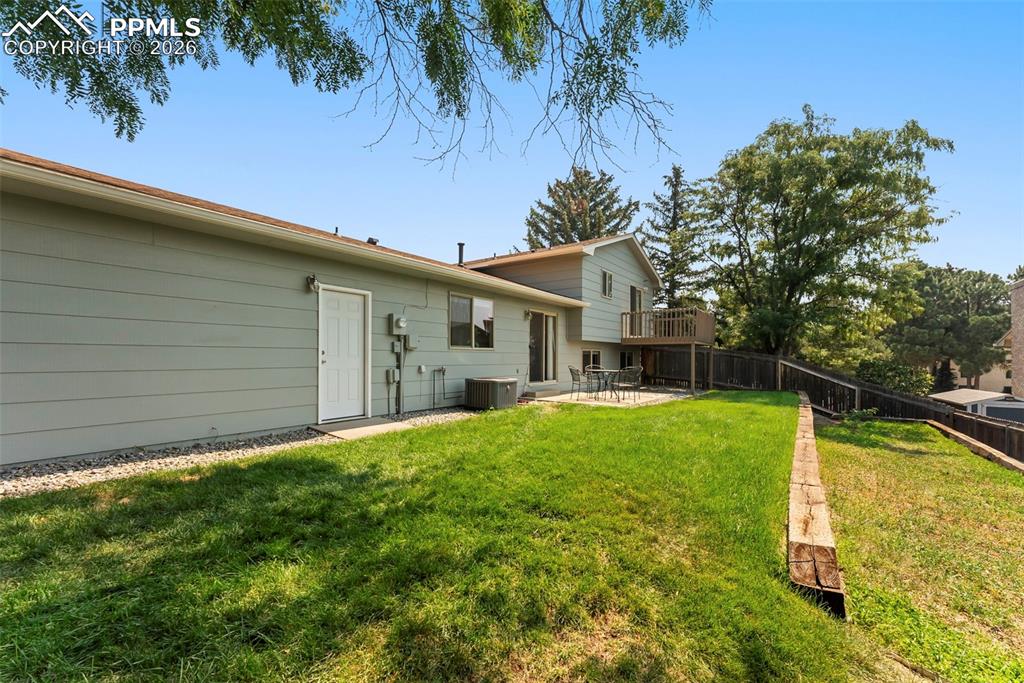 Image 28 of 37: Yard