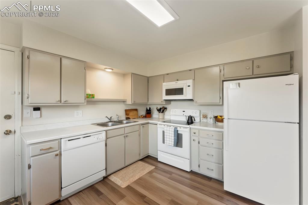 Image 7 of 37: Kitchen