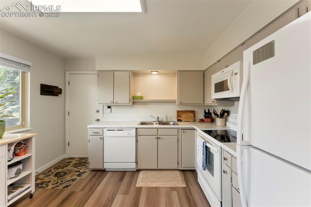 Image 8 of 37: Kitchen